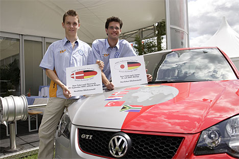 En række kørere i Volkswagens mærkeklasser bliver sendt verden rundt for at køre race. Stefan Kolb (til venstre) deltager således i weekendens Grand Prix Danmark, mens Constantin Dresler tidligere på året var til start i Japan